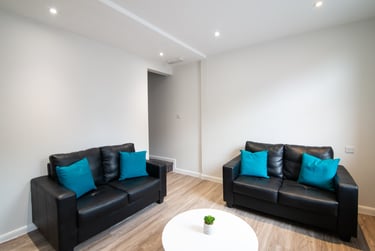 4 bed house, Cauldon Road, Shelton, Stoke, ST42ED - Image 2