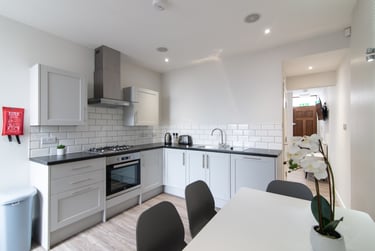4 bed house, Cauldon Road, Shelton, Stoke, ST42ED - Image 2