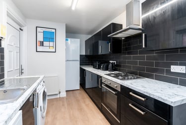7 bed house, 9 Manor Drive, Hyde Park, Leeds, LS61DE - Image 2