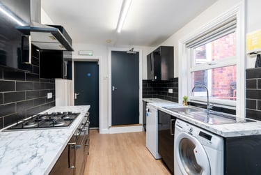 7 bed house, 9 Manor Drive, Hyde Park, Leeds, LS61DE - Image 3