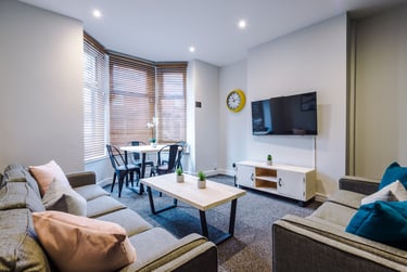 6 bed house, 27 Norwood Terrace, Hyde Park, Leeds, LS61EA - Image 1