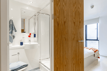 Gold En Suite - Image 3