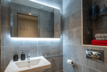 Bronze En Suite - Image 1