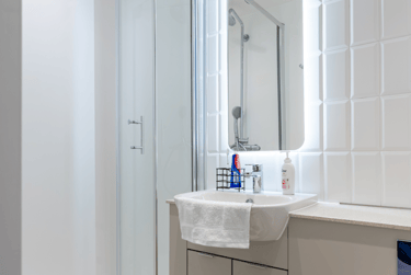 Superior Studio at Potterrow, 16-20 Potterrow, Marchmont, Edinburgh, EH89BL - Image 9