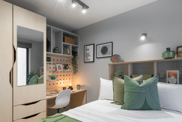 3 Bed Classic En Suite at Alma Place, 16 Library Street, City Centre, Belfast, BT12JD - Image 1