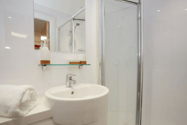 Gold En Suite - Image 4