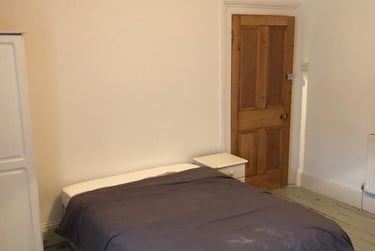 6 bed house, 52 Greenbank Avenue (students), Plymouth, PL48PU - Image 1