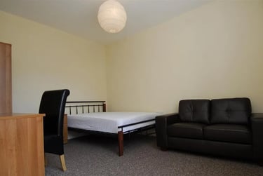 3 bed flat, 49 North Street (students), Plymouth, PL48DH - Image 1