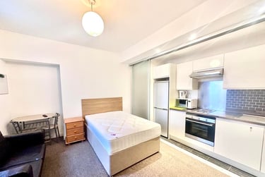 1 bed studio, Flat 8, Plymouth, PL48NH - Image 1