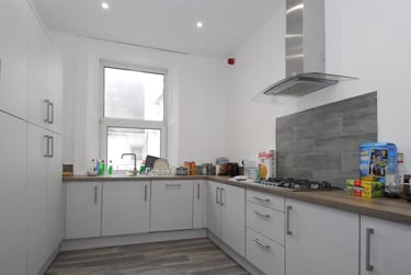 6 bed house, 15 Headland Park (students), Plymouth, PL48HS - Image 1