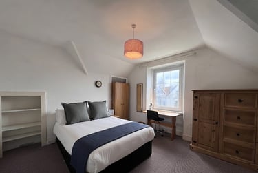 3 bed flat, 17 Headland Park Flat 2 (students), Plymouth, PL48HS - Image 1