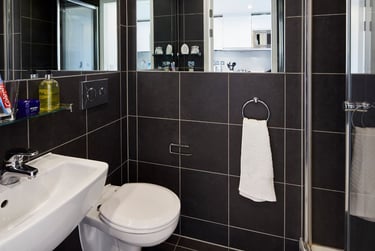 Ensuite Bedroom-Tower Bridge at Tower Bridge, 52 Minories, Tower Hill, London, EC3N1JJ - Image 4