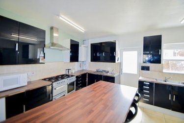 7 bed house, Broomspring Lane, Devonshire Green, Sheffield, S102FB - Image 3