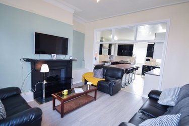 7 bed house, Broomspring Lane, Devonshire Green, Sheffield, S102FB - Image 1