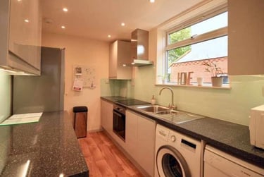 4 bed house, Earlham Road, Earlham, Norwich, NR47HL - Image 2