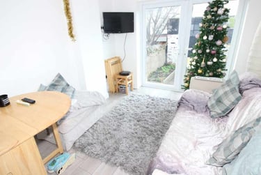 5 bed house, Cathays, Cardiff, CF244LH - Image 2