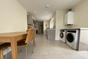 8 bed house, Cathays, Cardiff, CF244EQ - Image 1