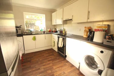 5 bed house, Cathays, Cardiff, CF244NT - Image 1