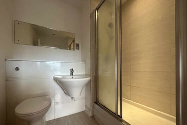 2 bed flat, Cardiff Bay, Splott, Cardiff, CF104JD - Image 9