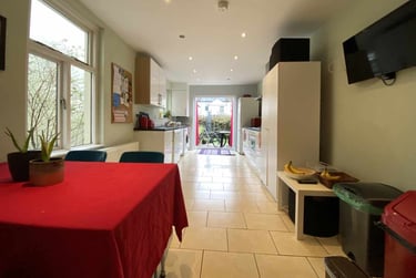 4 bed house, Adamsdown, Adamstown, Cardiff, CF241PZ - Image 1