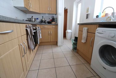 4 bed house, Cathays, Cardiff, CF244EP - Image 1