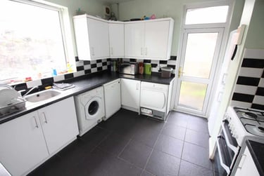5 bed house, Cathays, Cardiff, CF244QS - Image 1