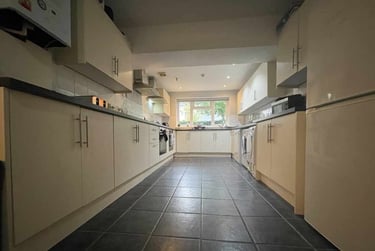 8 bed house, Cathays, Plasnewydd, Cardiff, CF244AD - Image 1