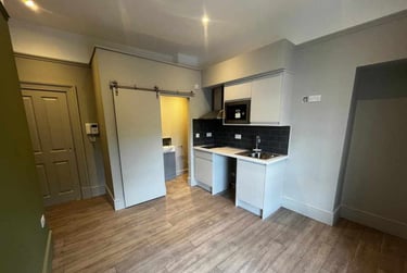 10 bed house, Walter Road, City Centre, Swansea, SA14PT - Image 1