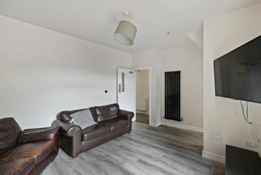 7 bed house, Cemetery Road, Sharrow, Sheffield, S118FQ - Image 2