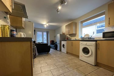 5 bed house, Cathays, Cardiff, CF244DE - Image 1