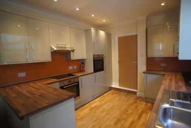 6 bed house, Cathays, Cardiff, CF244AW - Image 1