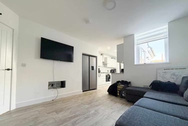 6 bed house, Cathays, Cardiff, CF244ET - Image 1