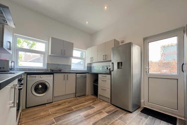 5 bed house, Cathays, Cardiff, CF244JX - Image 2