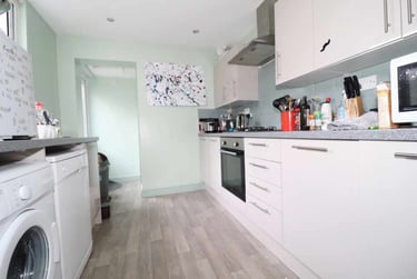 5 bed house, Cathays, Cardiff, CF244EJ - Image 1