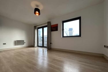 2 bed flat, Cardiff Bay, Splott, Cardiff, CF104JD - Image 2