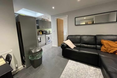 3 bed flat, Cathays, Cardiff, CF244JA - Image 1