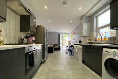 6 bed house, Cathays, Cardiff, CF244RB - Image 1