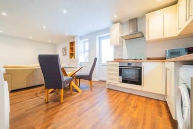 3 bed flat, Heath, Maindy, Cardiff, CF143PS - Image 2