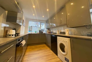 5 bed house, Cathays, Cardiff, CF244NW - Image 1