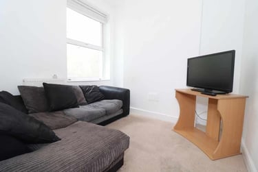 4 bed house, Cathays, Cardiff, CF244EX - Image 1