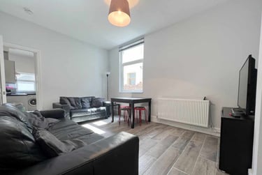 5 bed house, Cathays, Cardiff, CF244JX - Image 1