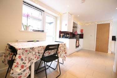 4 bed flat, Cathays, Cardiff, CF244DB - Image 1
