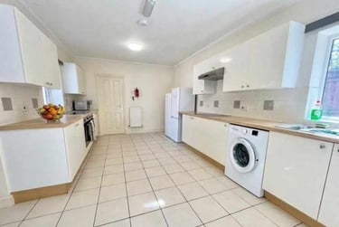8 bed house, Earlham Green Lane, Earlham, Norwich, NR58HA - Image 2