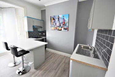1 bed flat, Cradock Street, City Centre, Swansea, SA13HE - Image 1