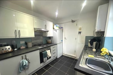 4 bed house, Cathays, Cardiff, CF244JJ - Image 1