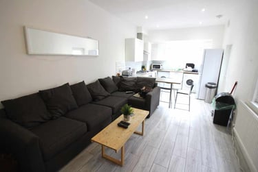 5 bed house, Cathays, Cardiff, CF244QQ - Image 1