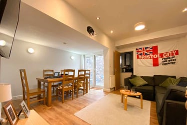 6 bed house, Cathays, Cardiff, CF244DE - Image 1