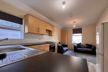 3 bed flat, Roath, Plasnewydd, Cardiff, CF243JS - Image 2