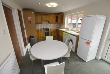 4 bed house, Gainsborough Road, Knighton, Leicester, LE23DH - Image 3