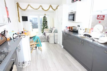 5 bed house, Cathays, Cardiff, CF244LH - Image 1